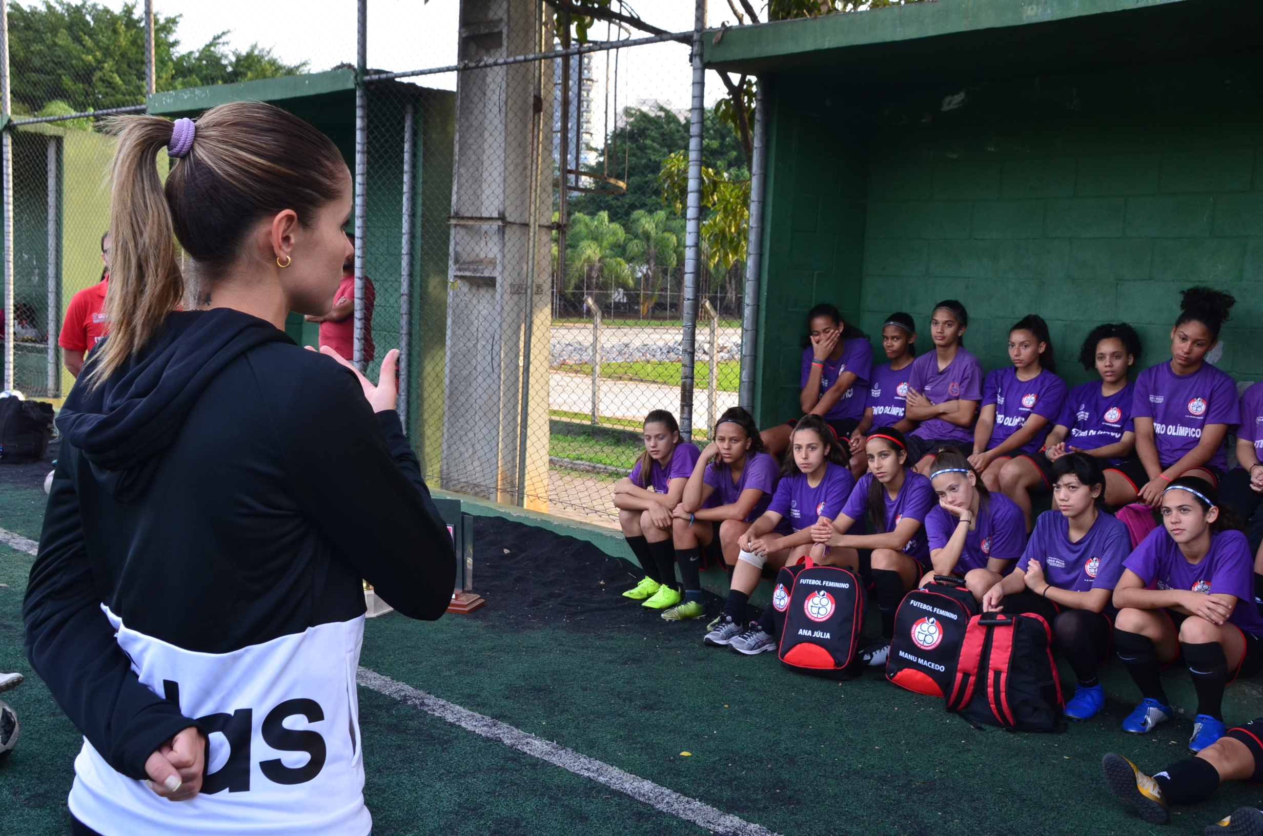 Meninas têm turmas próprias no futebol feminino do Paulistano