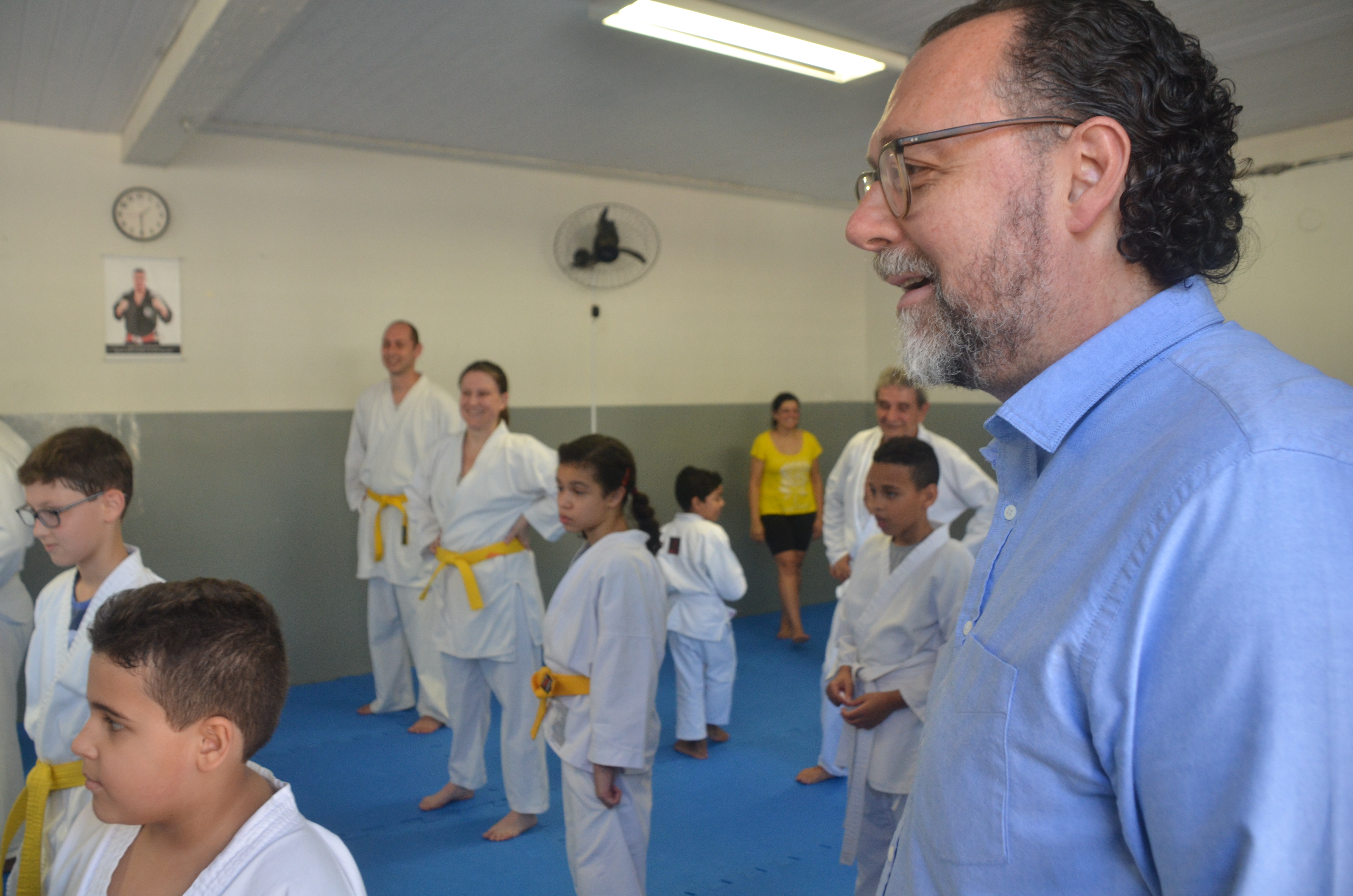 O Secretário de Esportes e Lazer visita o CE Vila Santa Catarina em uma aula de karatê.