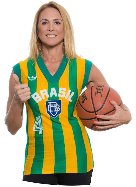 Uma das maiores jogadoras de basquete da história, Hortência, com uma bola de basquete, vestida com uma camiseta do Brasil.