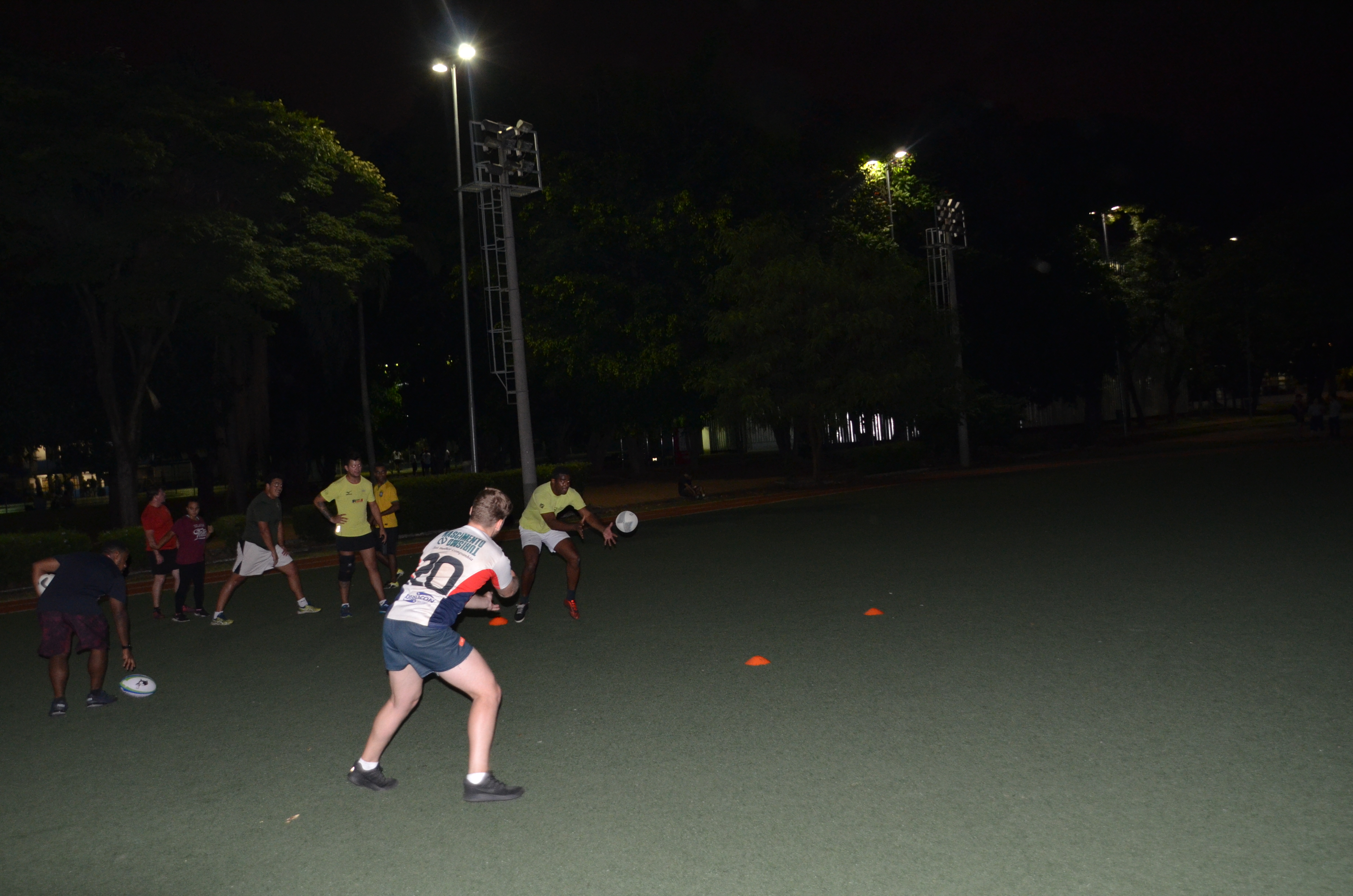 Na imagem treino de rugby no Centro Esportivo Tietê de noite.