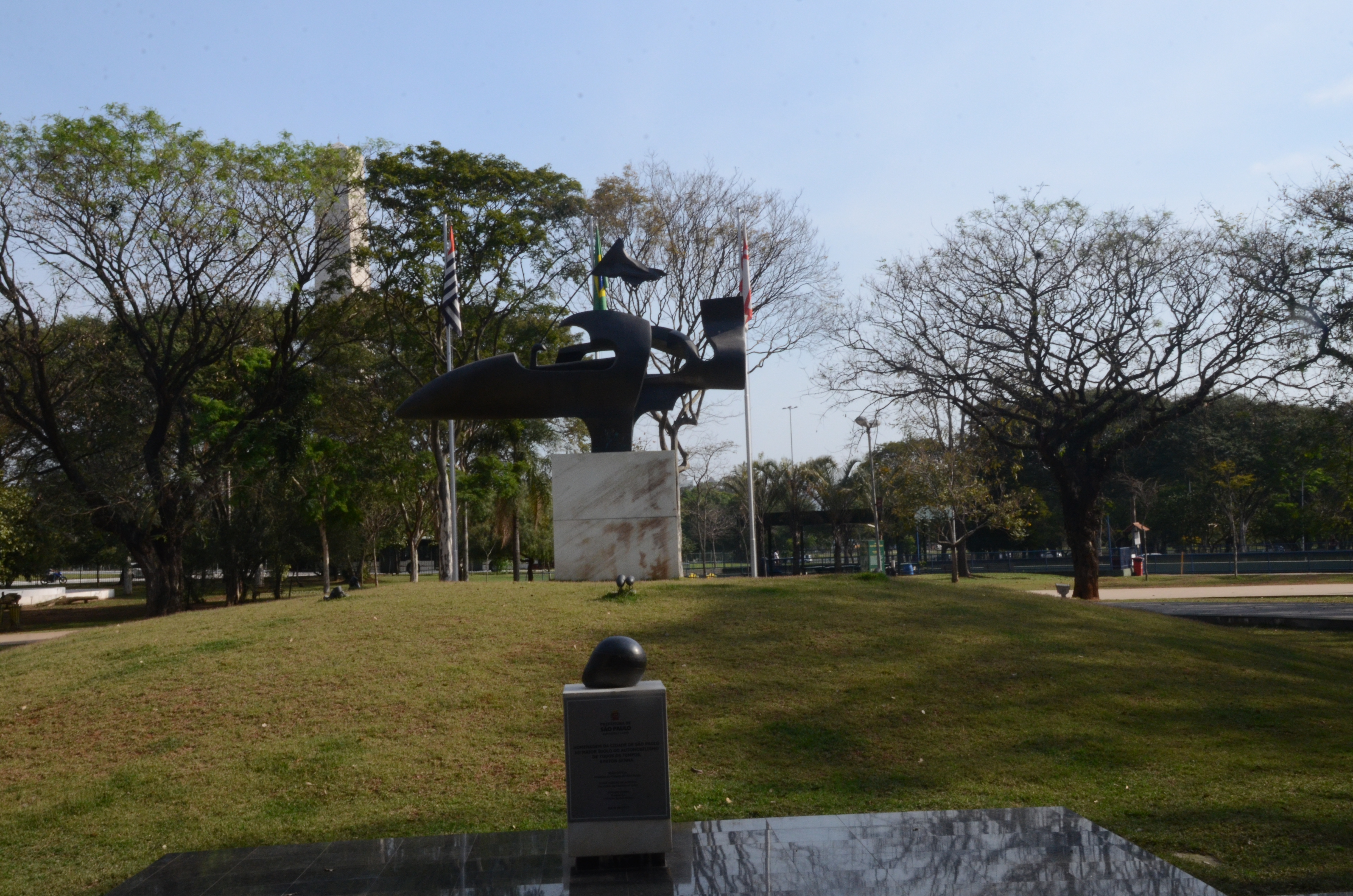 Na imagem a Praça Ayrton Senna em homenagem ao piloto e Ídolo brasileiro, ao redor do monumento existem frases ditas por Ayrton além, de árvores. Foto tirada em um dia ensolarado no Modelódromo.