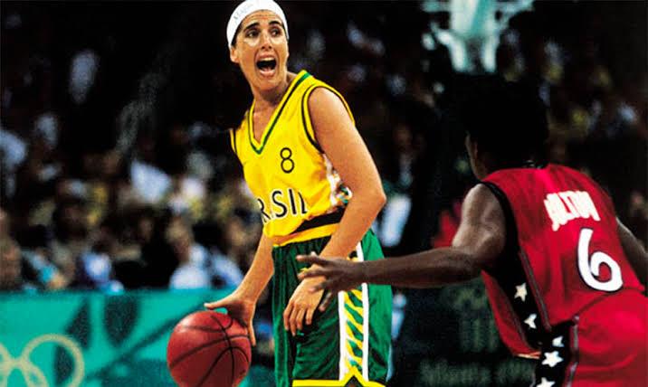 Magic Paula em ação pela seleção brasileira feminina de basquete.
