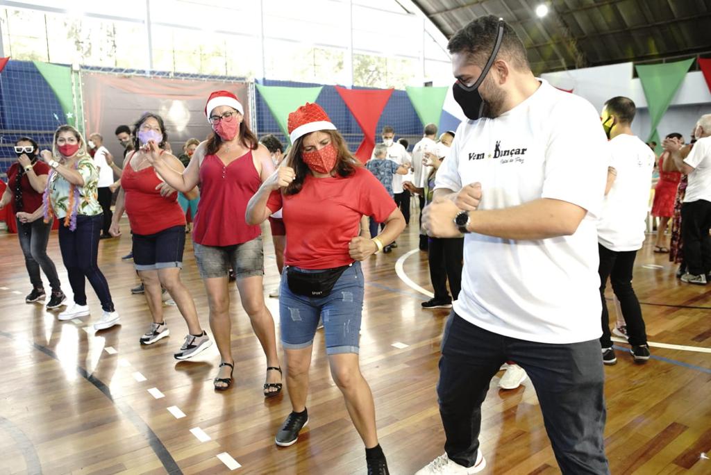 Na imagem, Secretário Municipal de Esportes, Thiago Milhim, dança junto a munícipes no evento Vem Dançar