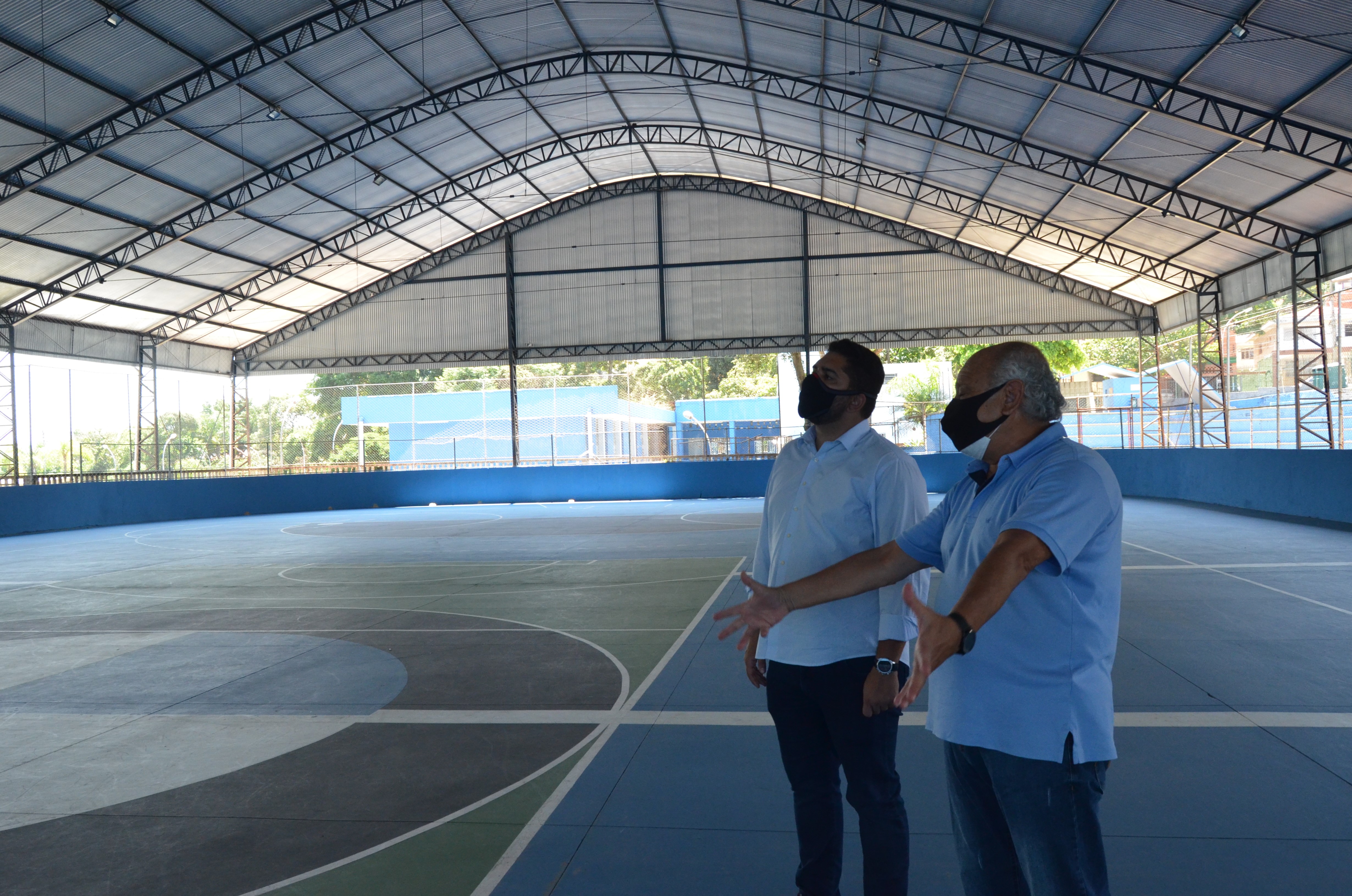 Na imagem, o secretário municipal de esportes e lazer Thiago Milhim, com o coordenador do Centro Esportivo Vila Guarani José Carlos Faraj,  no ginásio poliesportivo do Centro Esportivo Vila Guarani.