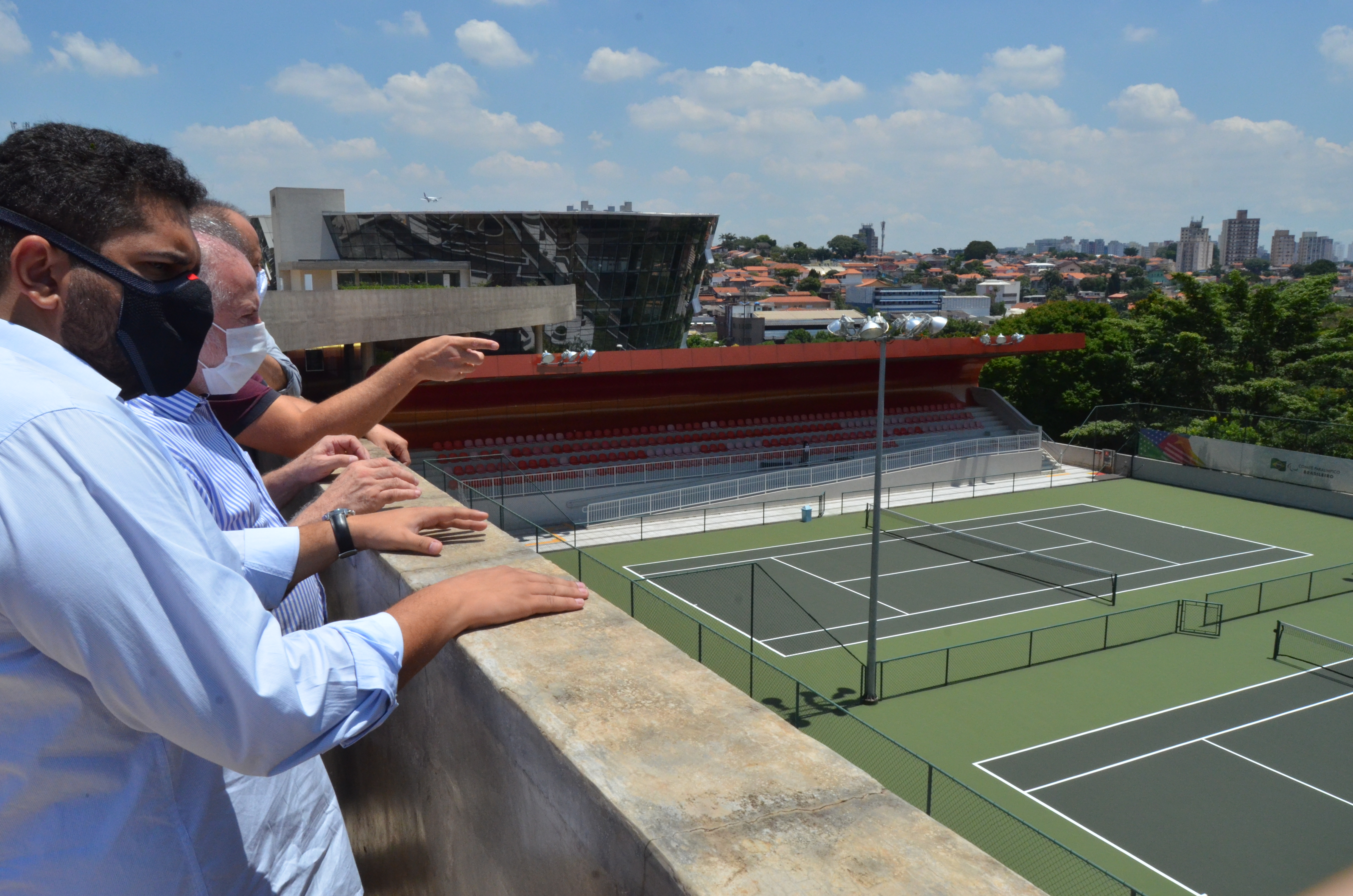 Na imagem o Secretário de Esportes e Lazer Tiago Milhim olhando a quadra de tênis do Centro Paraolímpico. 