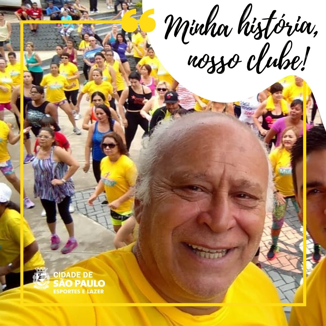 Na imagem, o coordenador no Centro Esportivo Vila Guarani, José Carlos Faraj, sorridente com uma camisa amarela, logo atrás uma multidão dançando. Foto tirada antes da pandemia.