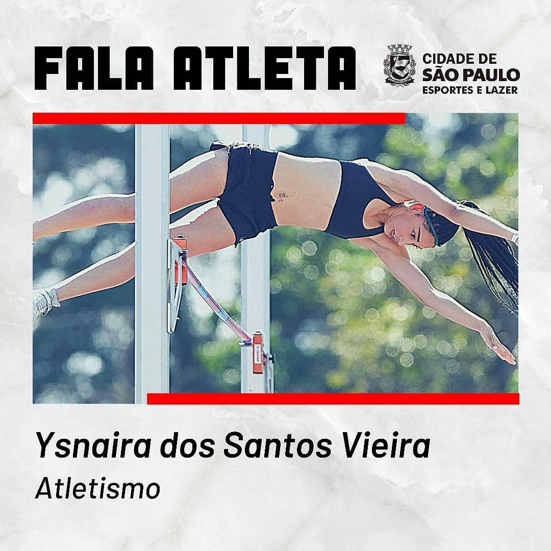 A atleta Ysnaira Vieira, em um salto com vara. Na parte de cima está escrito “fala atleta" do lado direito, o brasão da Prefeitura com a assinatura da Secretaria Municipal de Esportes e Lazer. Na parte inferior, do lado esquerdo, o nome da atleta "Ysnaira dos Santos Vieira" e logo abaixo "atletismo".