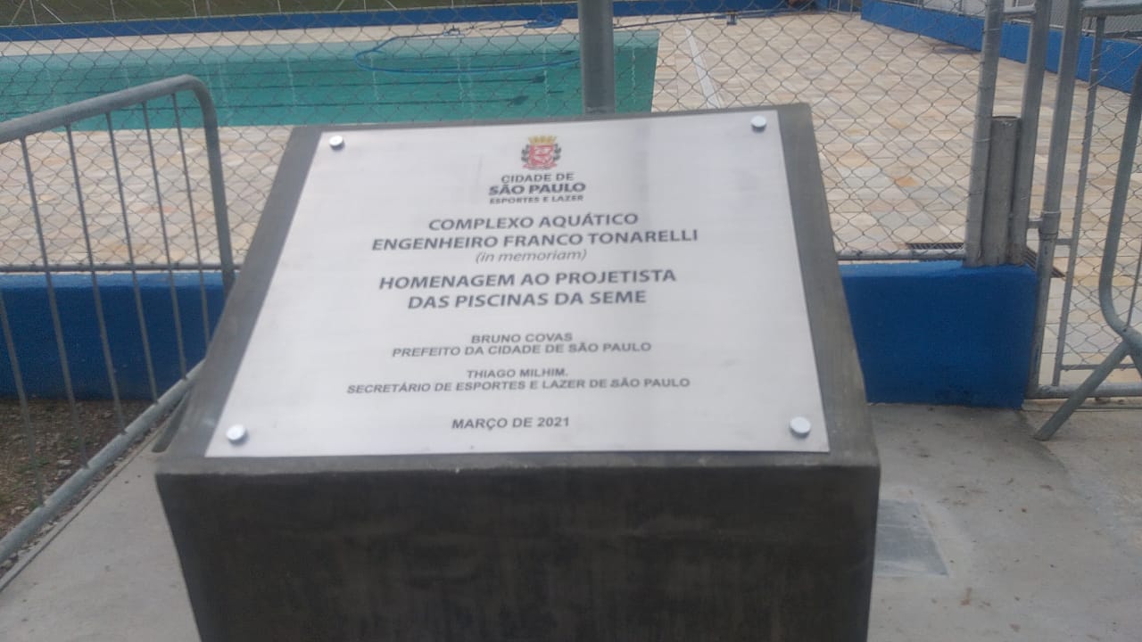 A placa do Complexo aquático do CERET tem o nome do Engenheiro Franco Tonarelli, homenagem da SEME ao servidor público.