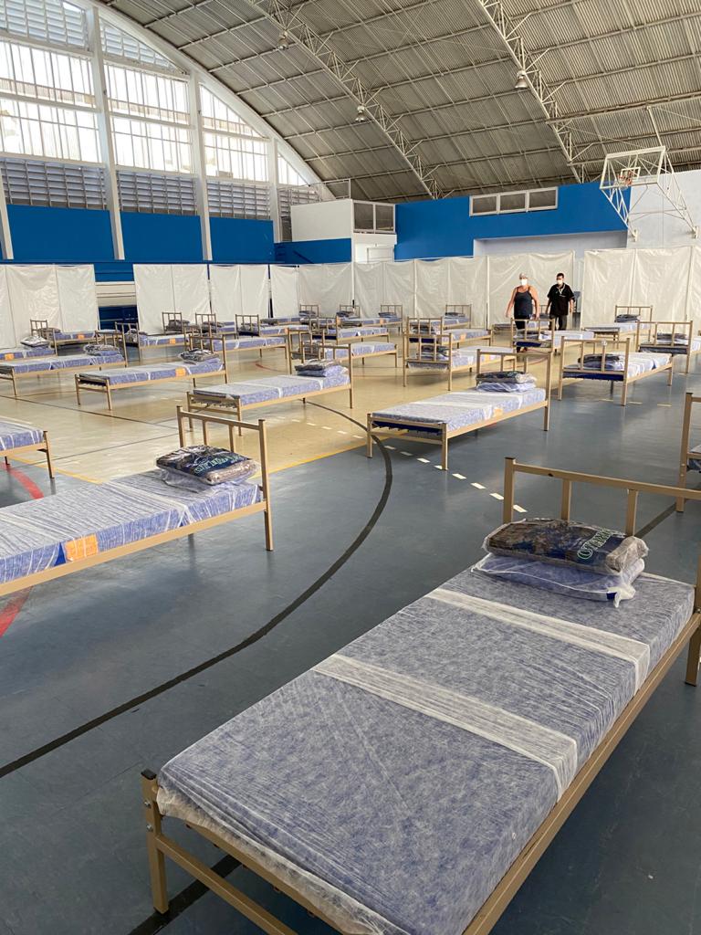 Imagem das camas usadas para acolhimento no Centro Esportivo Pelezão