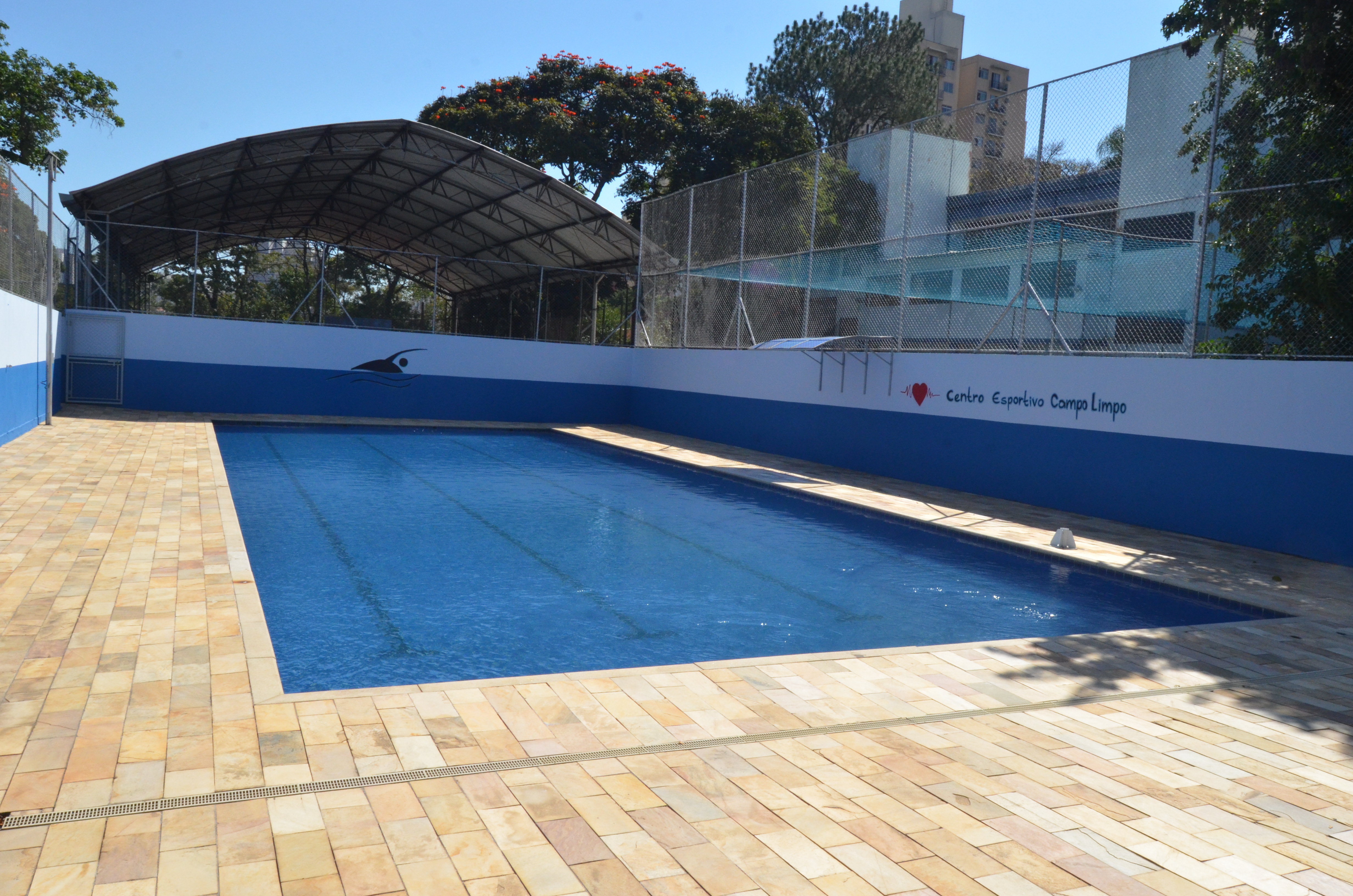 Na imagem, a piscina reformada do Centro Esportivo Campo Limpo.
