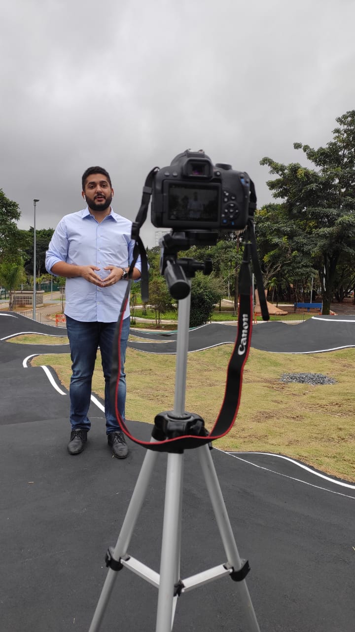 Na imagem, o Secretário Municipal de Esportes e Lazer Thiago Milhim, na pista de BMX no Parque das Bicicletas, com uma câmera o filmando.