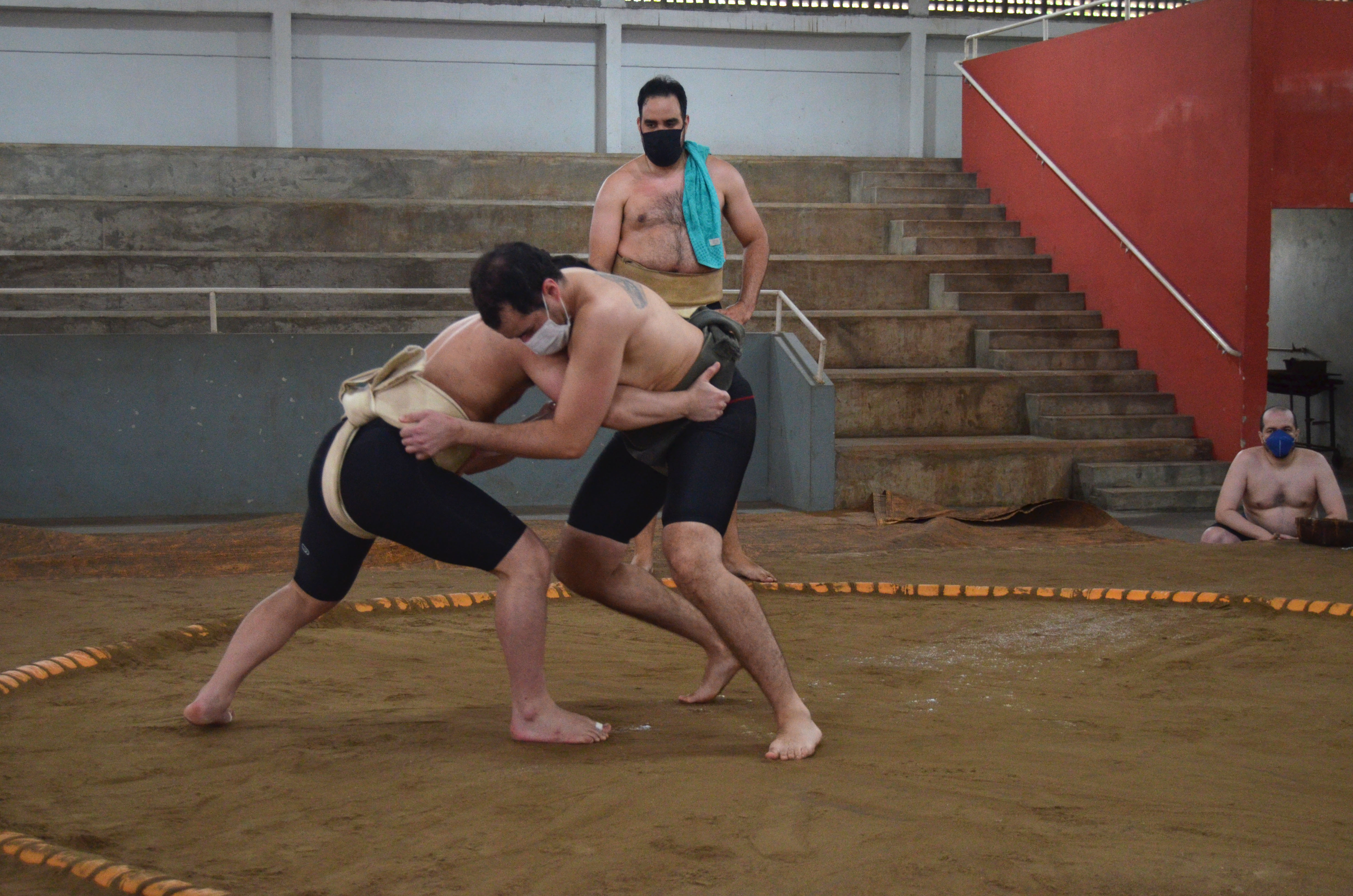 Na imagem, atletas de sumô praticando o esporte, o ginásio da modalidade fica no Estádio Municipal de Beisebol Mie Nishi, localizado no bairro do Bom Retiro, na região central da capital.
