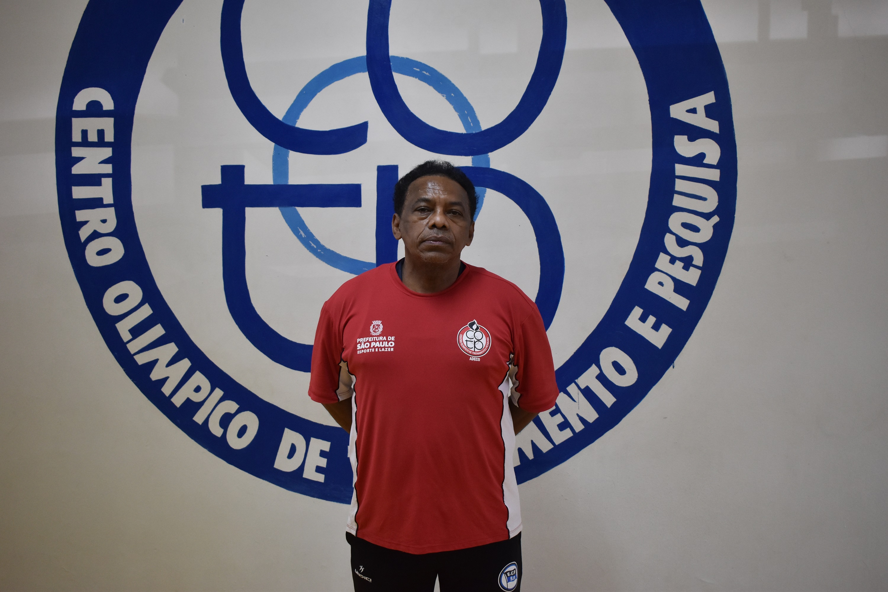 Na imagem, professor de boxe do Centro Olímpico de Treinamento e Pesquisa, Messias Gomes.