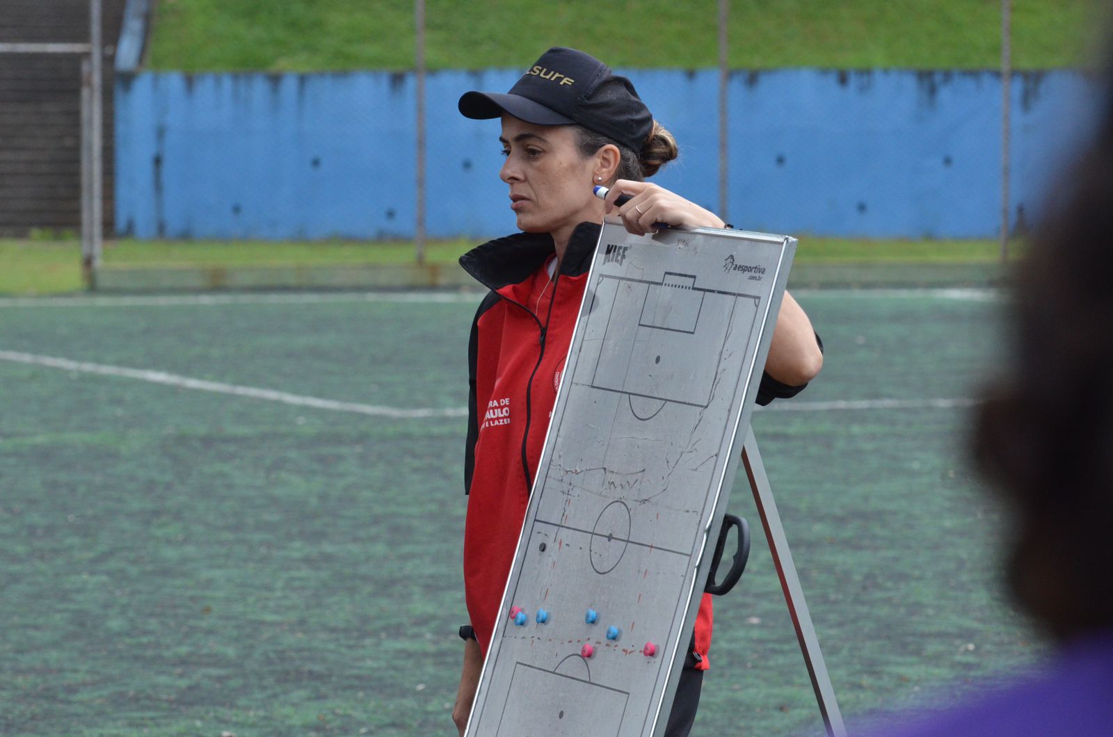 Na imagem, a treinadora Débora Ventura. 