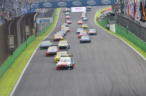 Na imagem, carros da Stock Car na largada em disputa, em Interlagos.