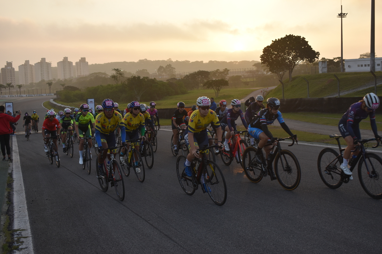 Na imagem, estão os participantes do GP São Paulo Internacional de Ciclismo