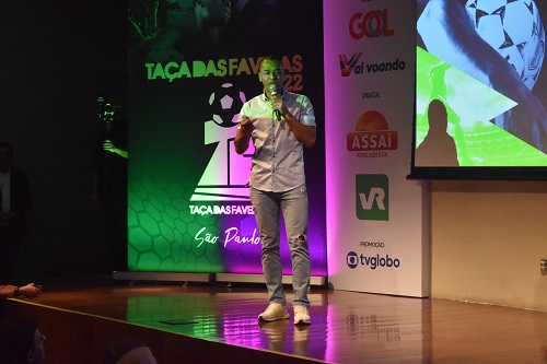 Na imagem, o ex-jogador de futebol, Cafu, no evento da Taça das Favelas.