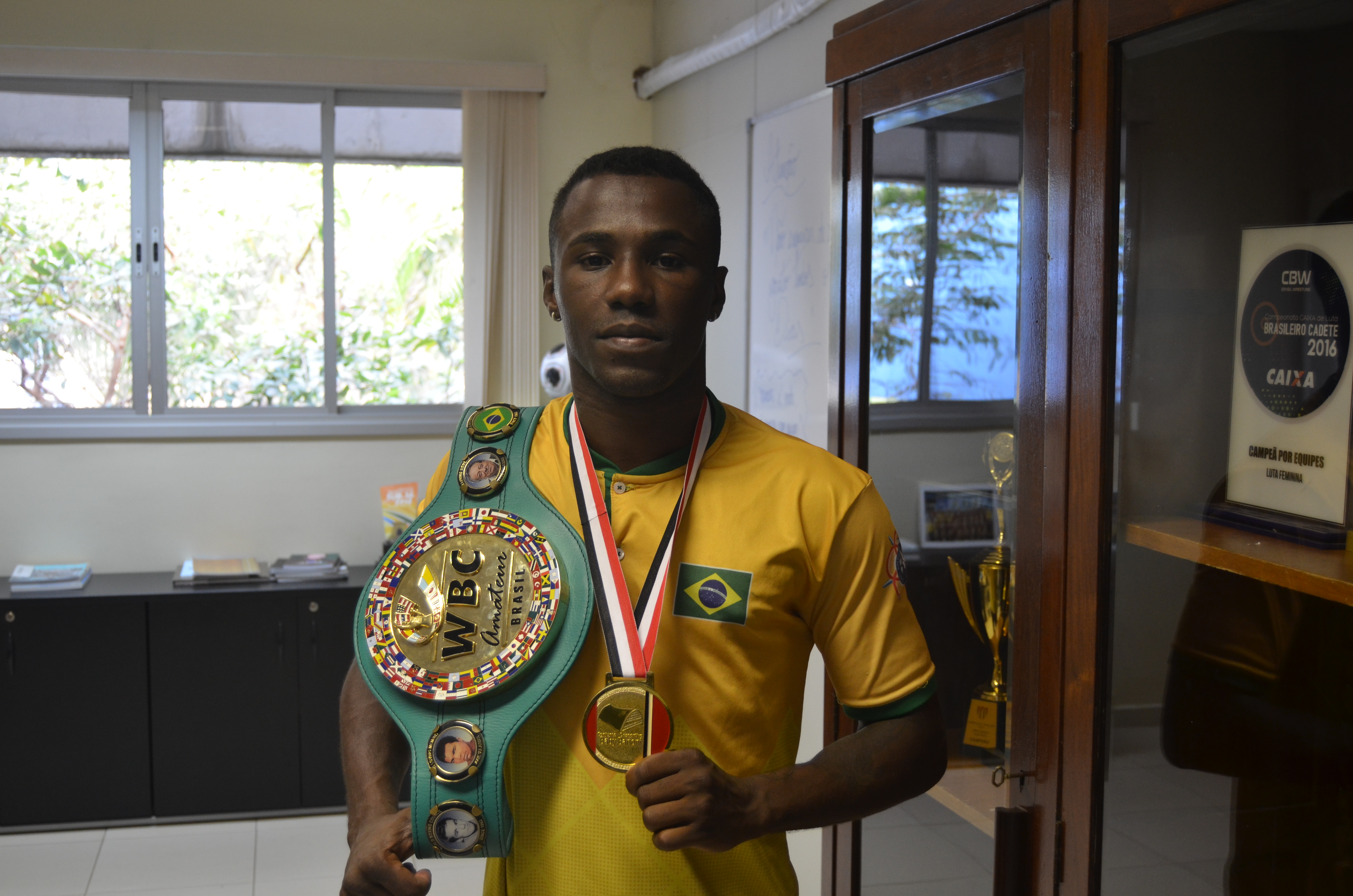 Na imagem, o boxeador Arilson Gonçalves no Centro Olímpico. 