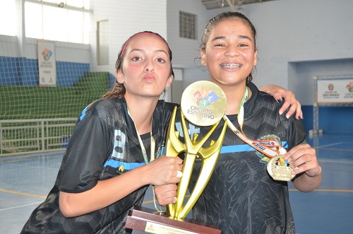 Na imagem, atletas vencedoras do Circuito Esportivo de Futsal.
