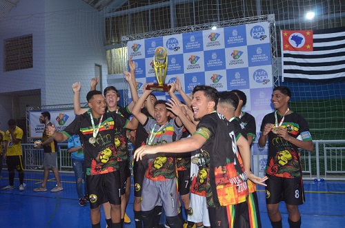 Na imagem, campeões comemorando o título do Circuito Esportivo de Futsal.
