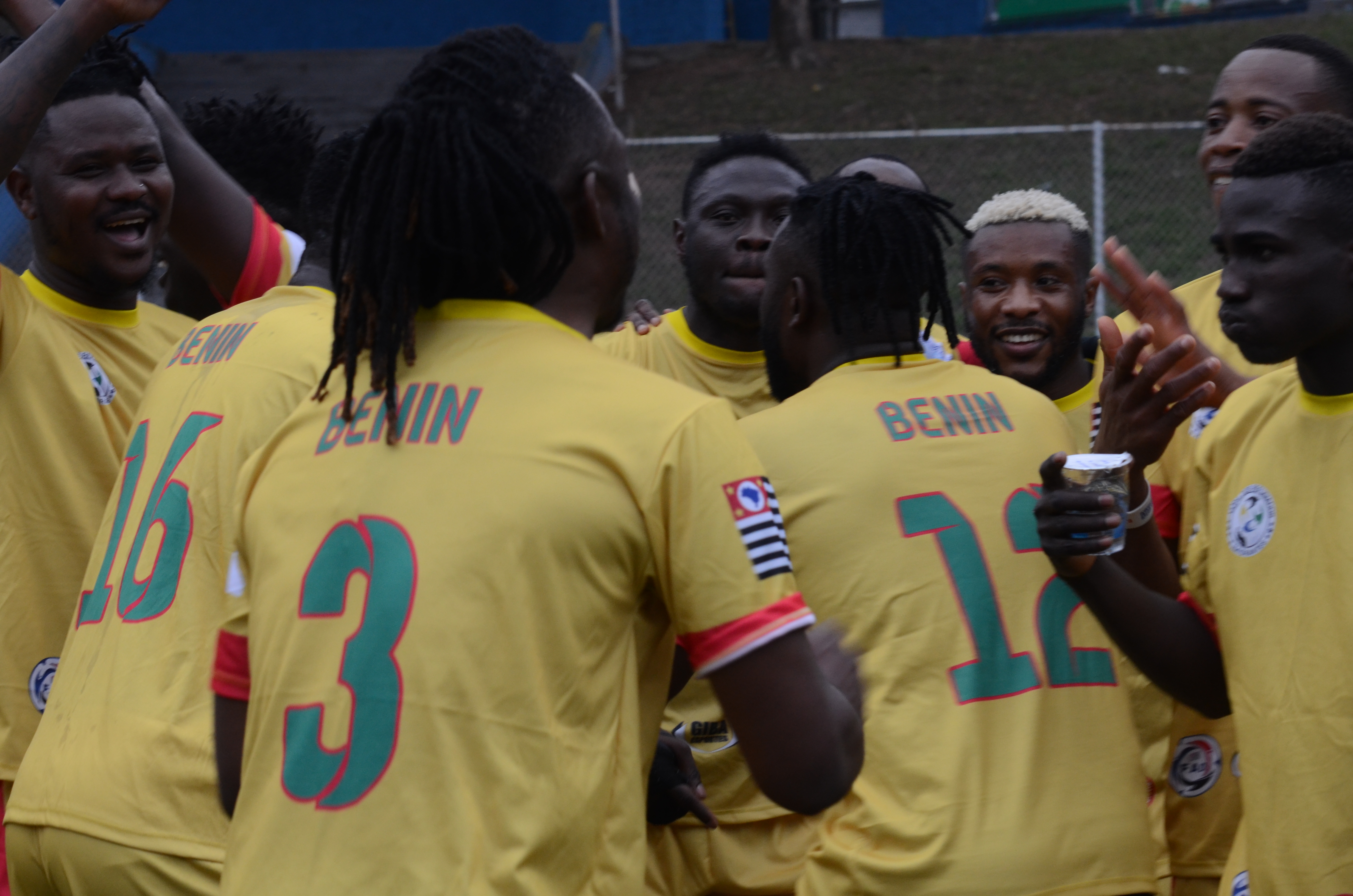 Na imagem, os atletas do time do Benin comemorando