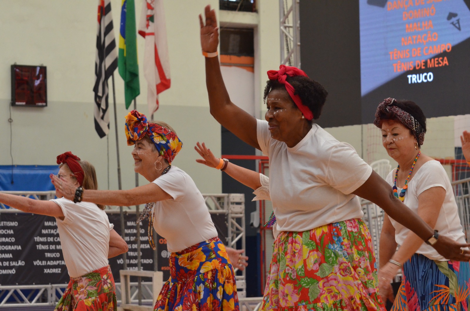 Na imagem, participantes dançando nos Jogos Municipais da Pessoa Idosa 2023