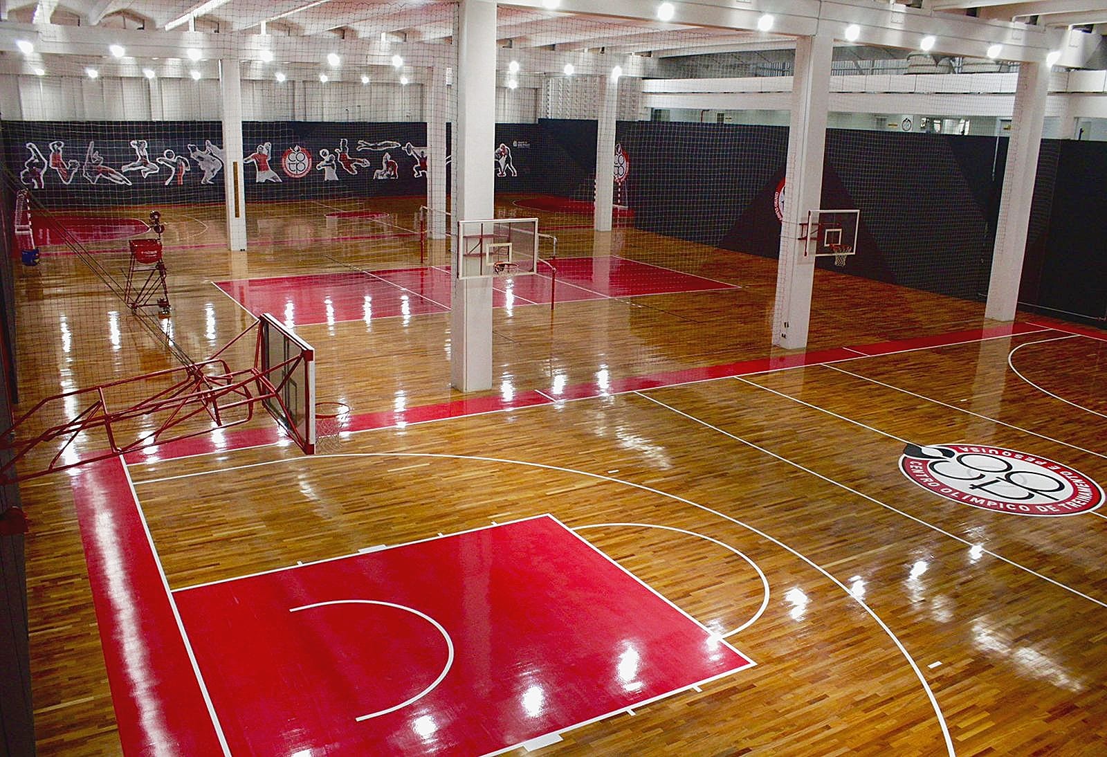 Quadras do Centro Olímpico de Treinamento e Pesquisa para basquete, vôlei e handebol.
