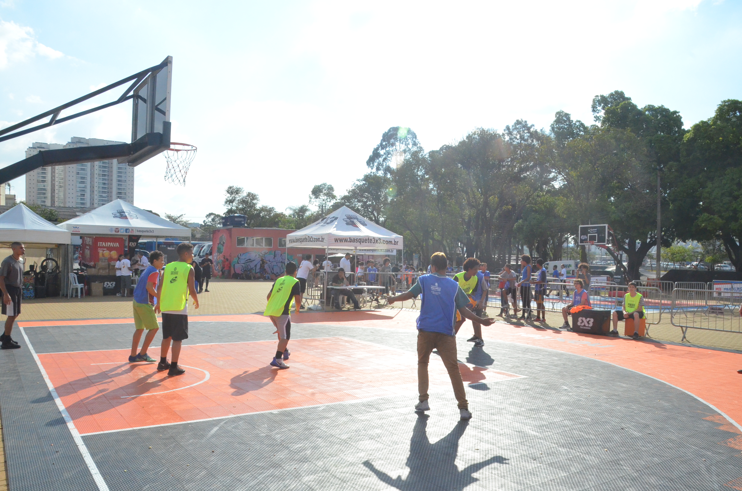 Drible - Pessoas jogando basquete 3x3 no Ibirapuera - Esportes