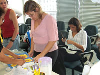 Servidoras participam de oficina de decoupàge, bonecos e origami