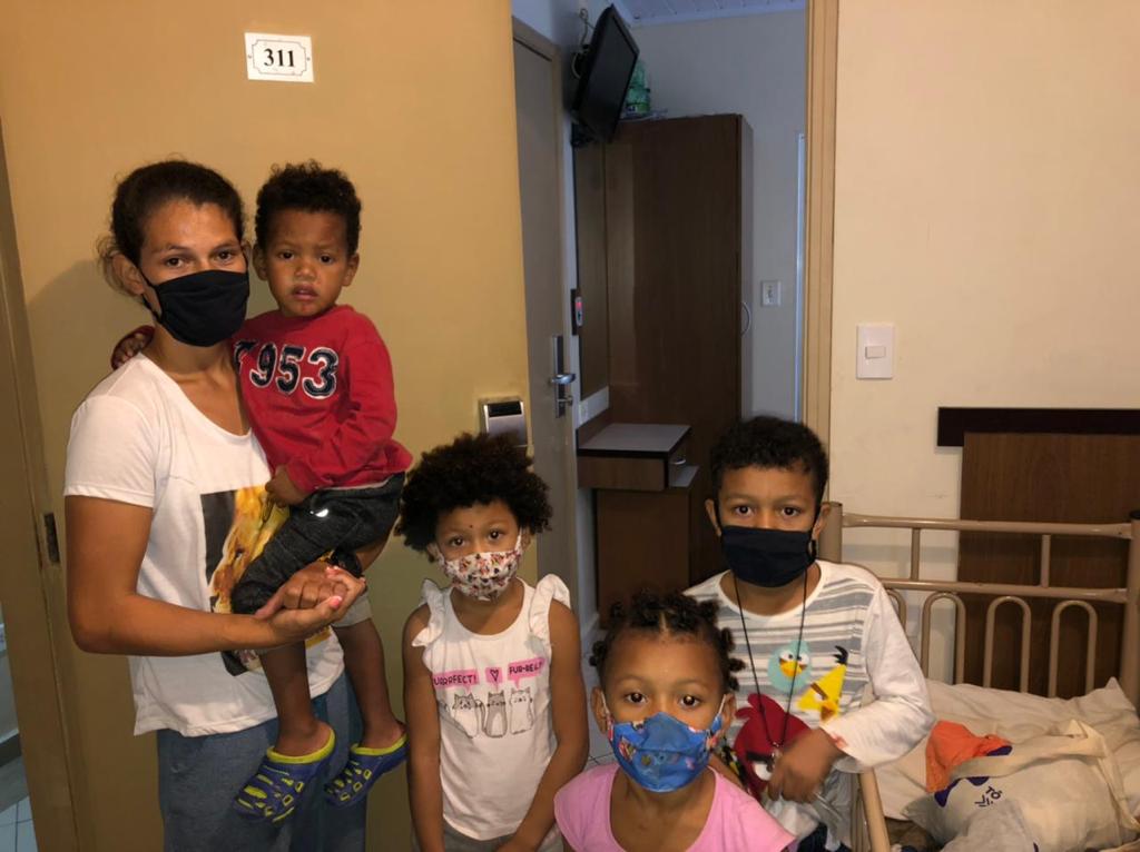 Suellen e seus quatro filhos em seu quarto no Centro de Acolhida Especial