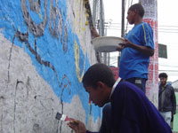 Adolescentes participam da a oficina de grafite em Santo Amaro