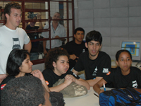 Luciano Huck ao lado dos jovens que participam do projeto