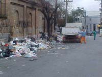 Agentes da subprefeitura recolhem lixo jogado na rua