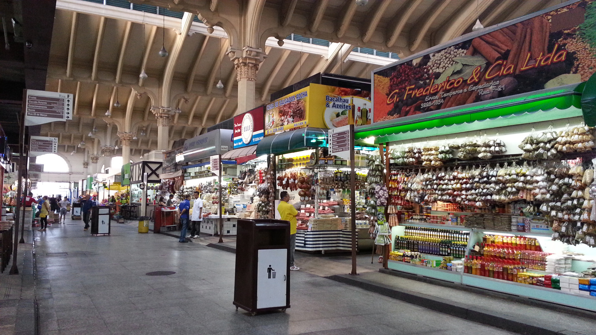 Foto mostra barracas de comidas dentro do Mercado Municipal Paulistano