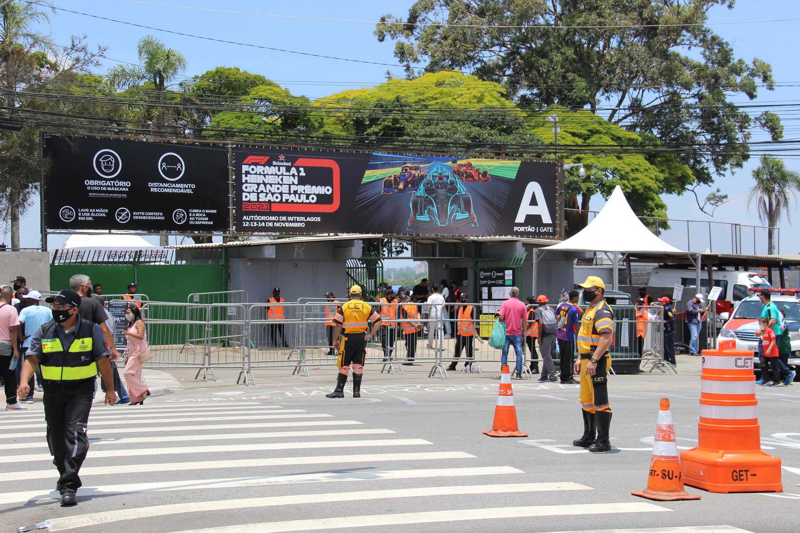Imagem com agentes CET na rua organizando a entrada e saida de veículos para evento da F1