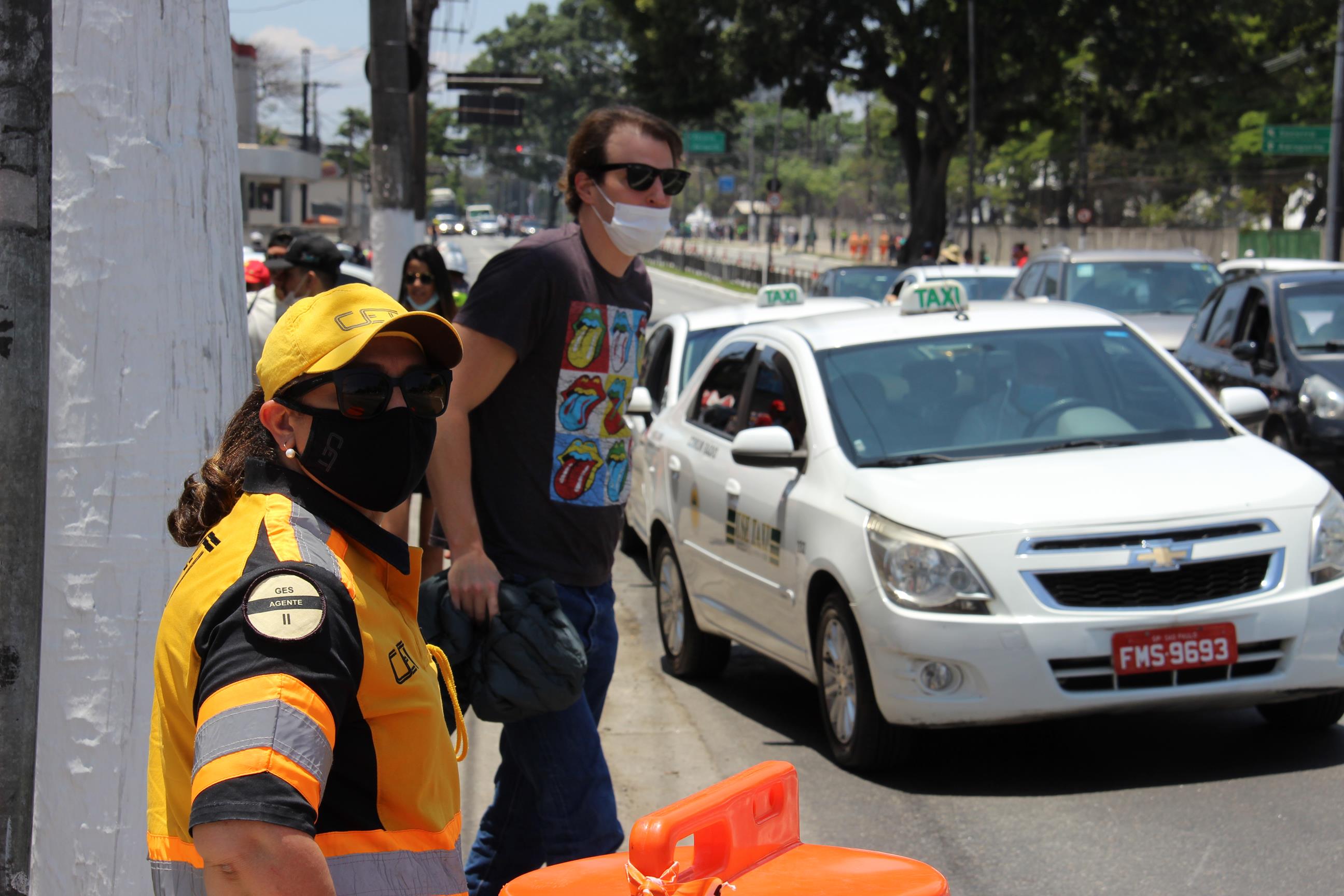 Imagem com agentes CET na rua organizando a entrada e saída de veículos para evento da F1