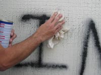 Verniz anti-pichação consegue retirar a tinta dos muros