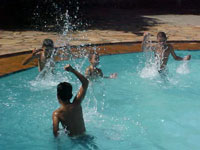 Crianças brincam na piscina durante o verão deste ano