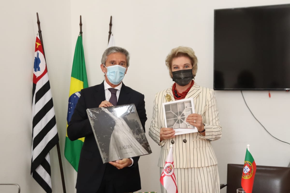 Foto do novo Embaixador de Portugal no Brasil com a Secretária Marta Suplicy em sua sala na Prefeitura de São Paulo.