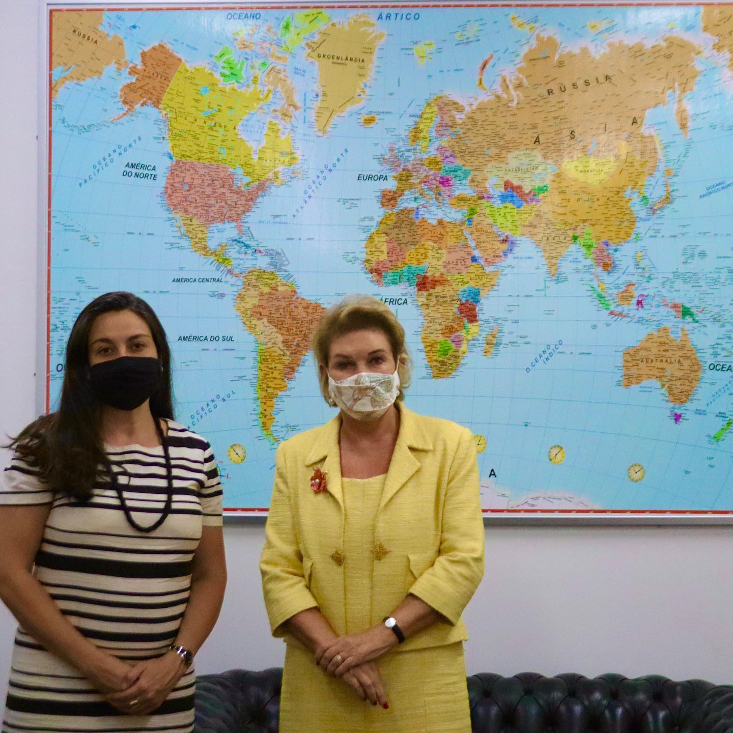 As Secretárias Aline Cardoso e Marta Suplicy na sala de reuniões, com um quadro do mapa mundo ao fundo. 
