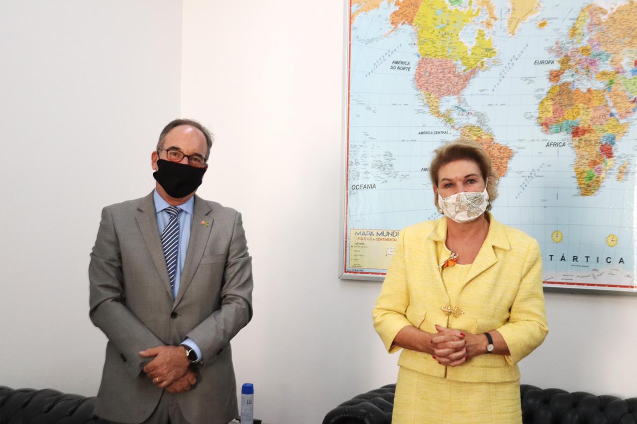 Foto da Secretária Marta Suplicy  com o Cônsul-Geral dos Estados Unidos, Adam Shub.