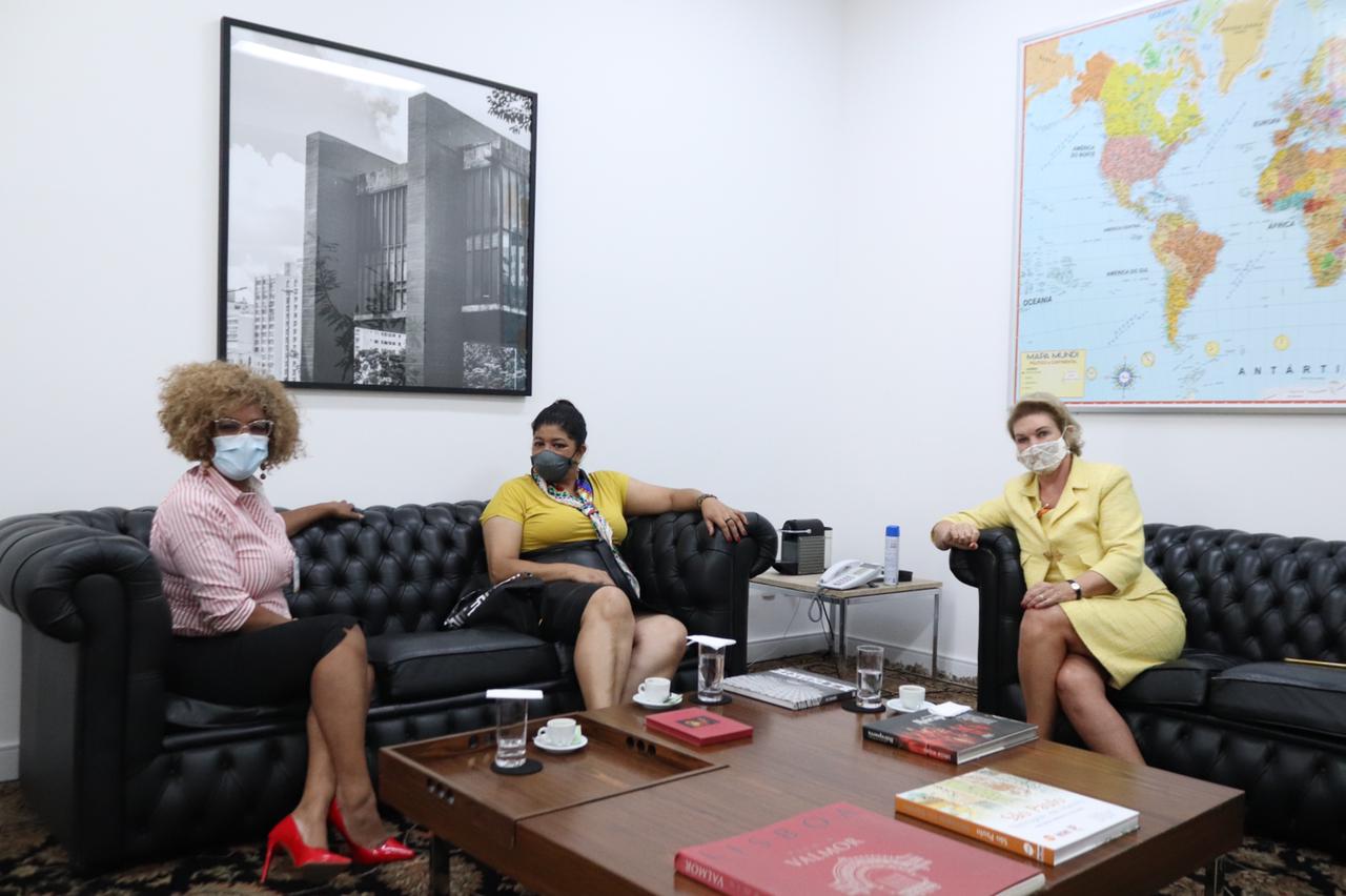 Foto da reunião, com a Assessora de Relações Internacionais, Adriana Vasconcellos, à esquerda, a Secretária Elza Paulina de Souza ao centro e a Secretária Marta Suplicy à direita. 