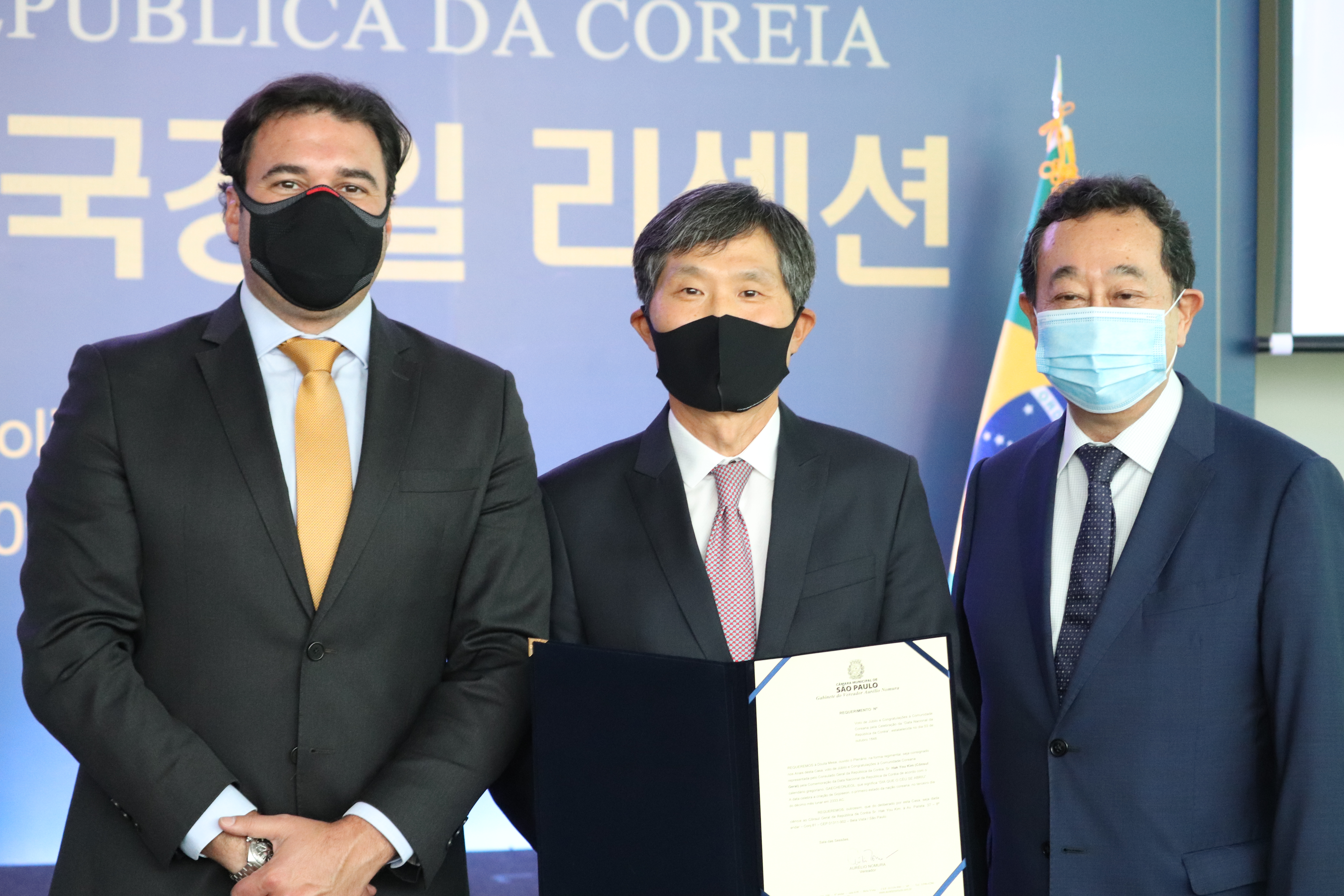 Foto do Secretário Luiz Alvaro junto com autoridades coreanas no evento de comemoração da Data Nacional da Coreia.