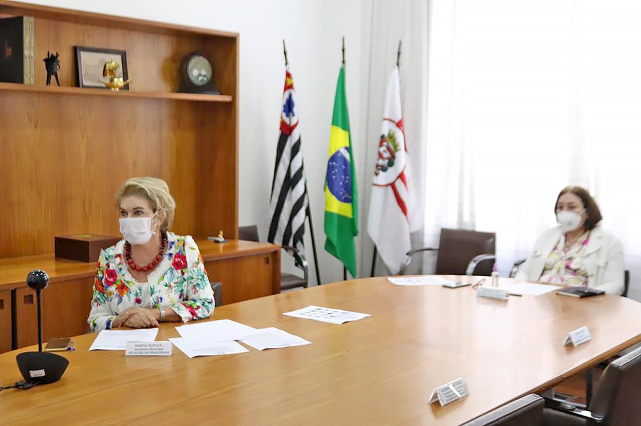 Foto da Secretária Marta com a Secretária-Adjunta, Débora Vainer Barenboim-Sale, durante a reunião com os representantes consulares.
