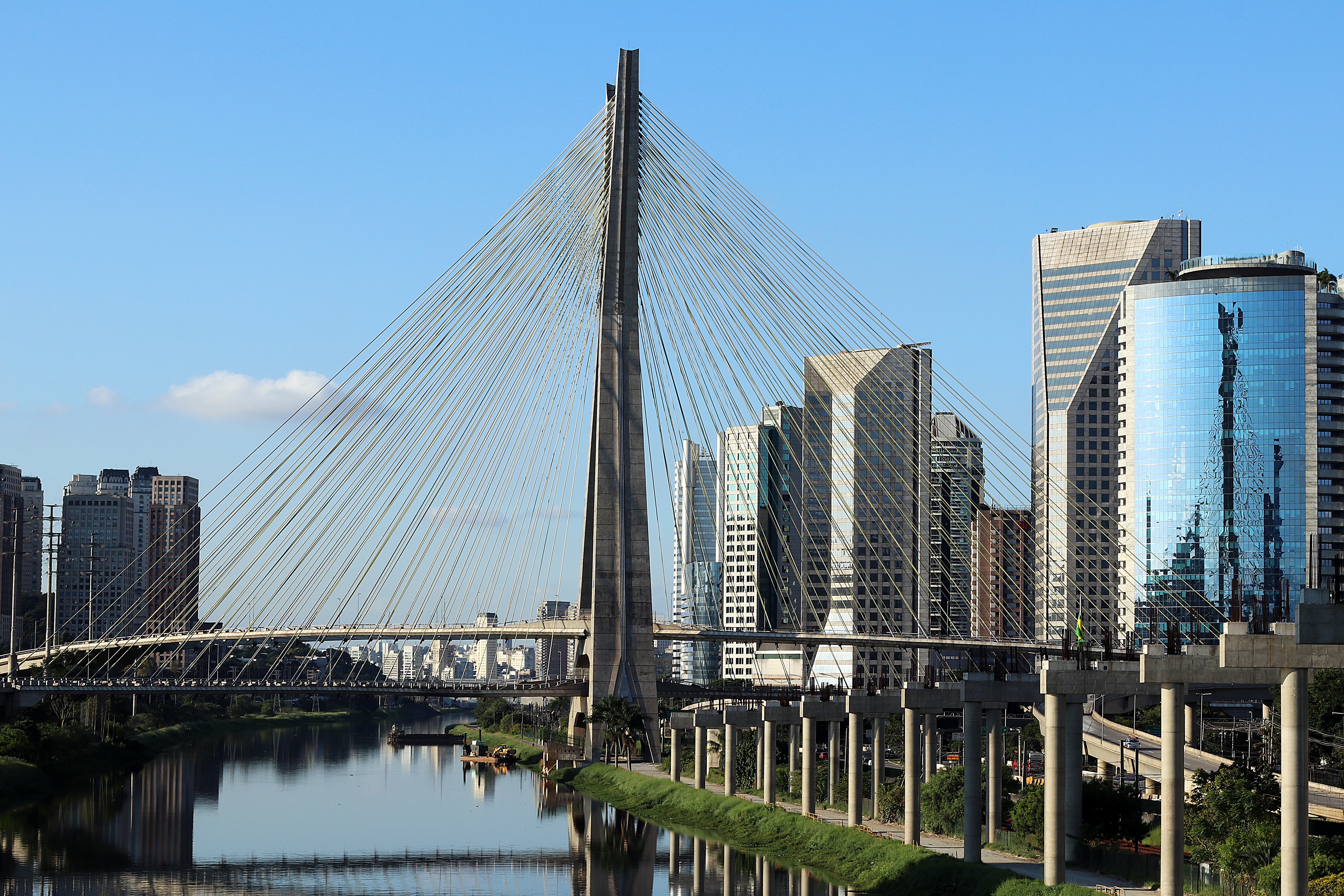Foto da ponte Octávio Frias de Oliveira (Ponte Estaiada) durante o dia. 