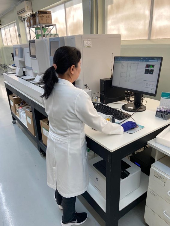 A imagem apresenta uma profissional trabalhando no laboratório.