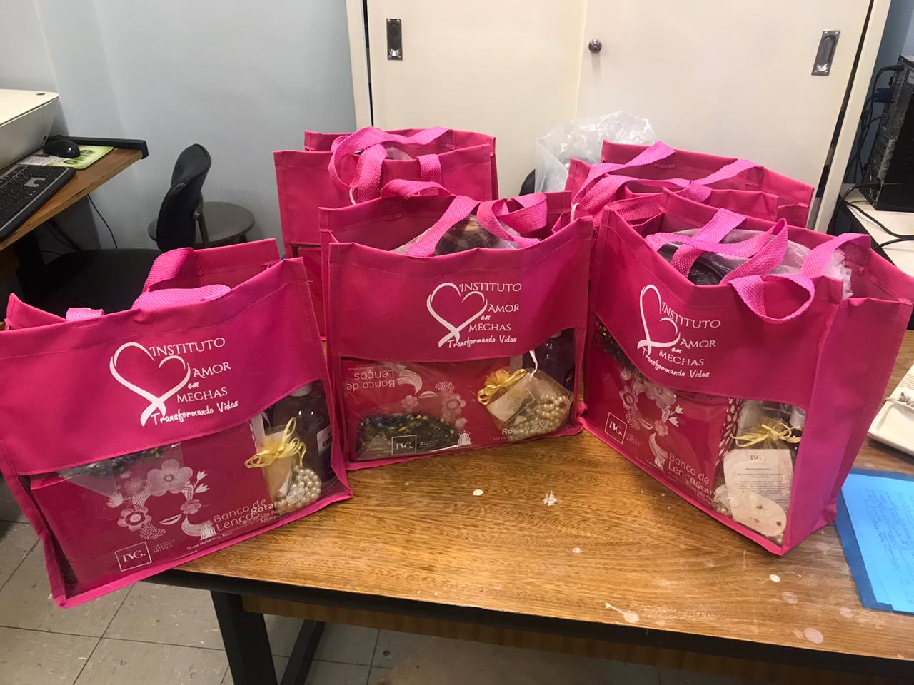 Foto das sacolas cheias de doações feitas pela Instituto Amor em Mechas.