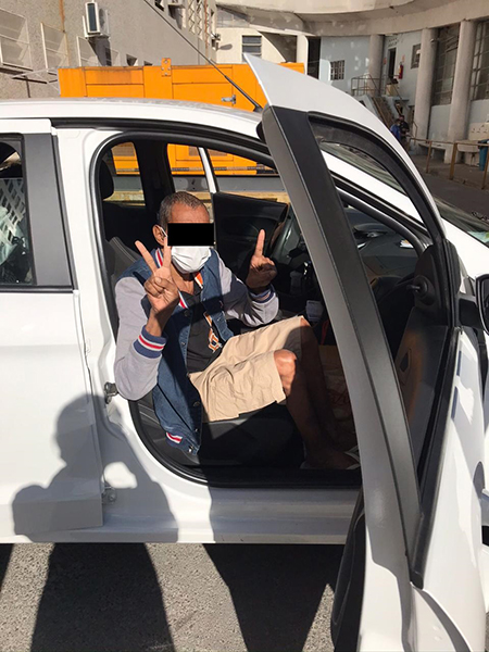 foto do paciente sentado no carro indo para sua cidade natal