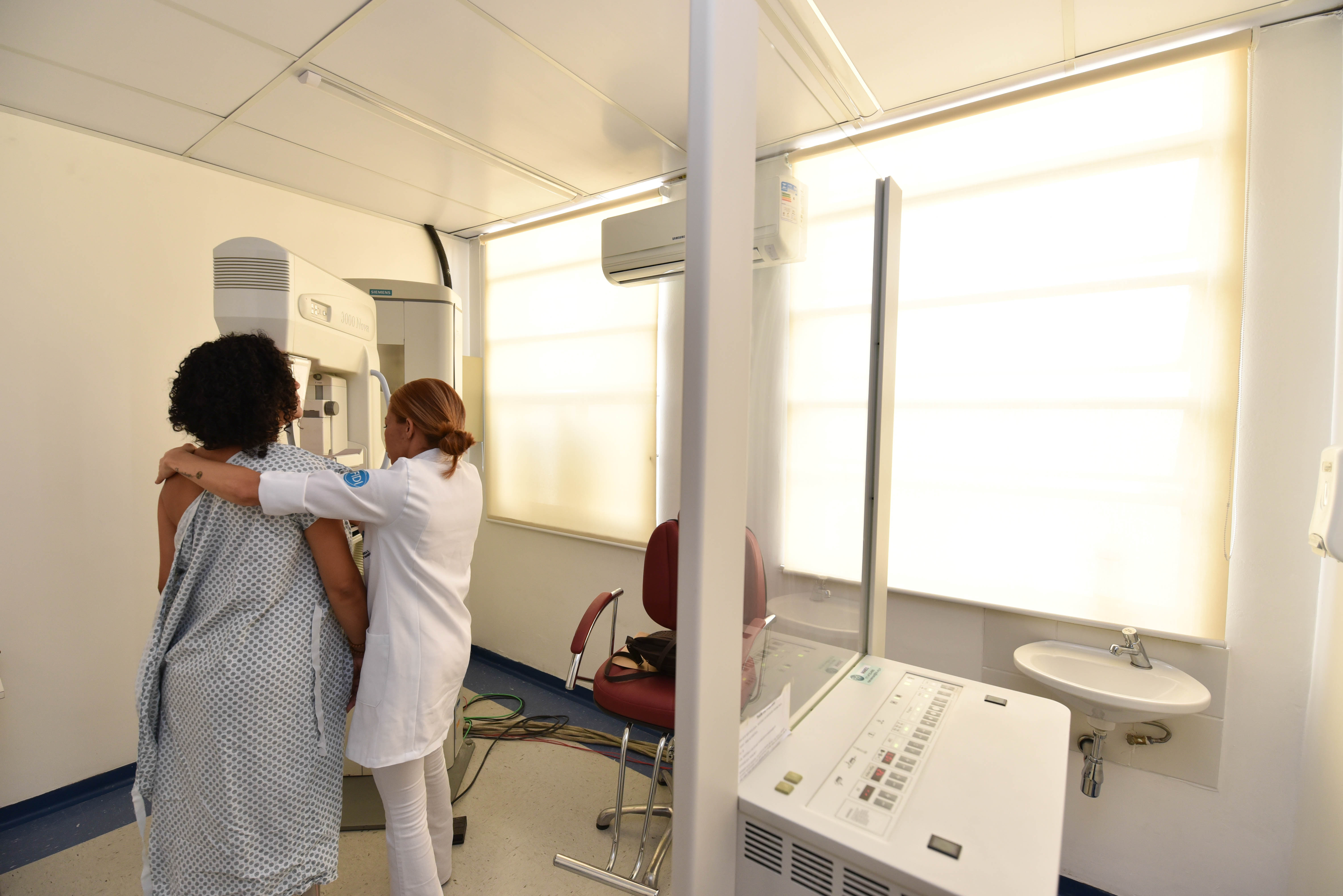 Foto de paciente realizando mamografia