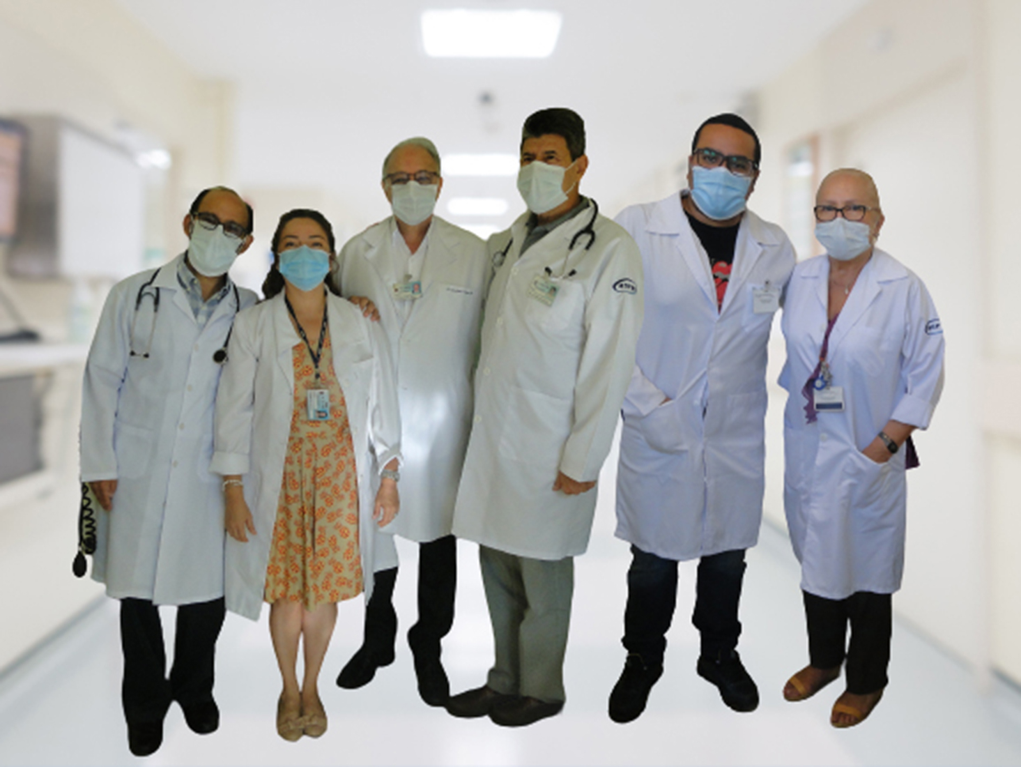 Foto com seis integrantes da equipe de clínica médica do hospital